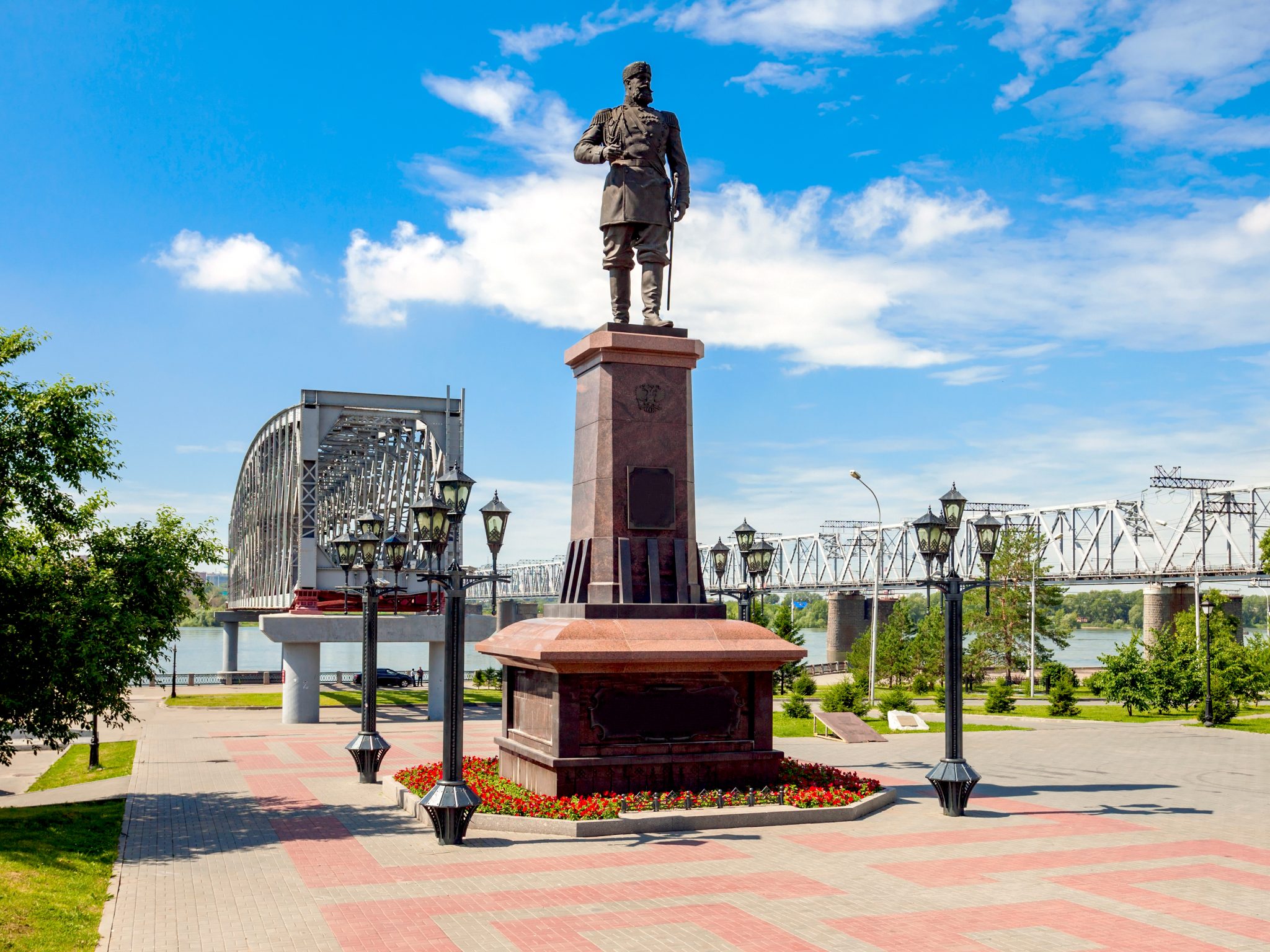 Памятник александру новосибирск. Памятник Александру III (Новосибирск). Михайловская набережная памятник. Памятник в Омске на набережной.