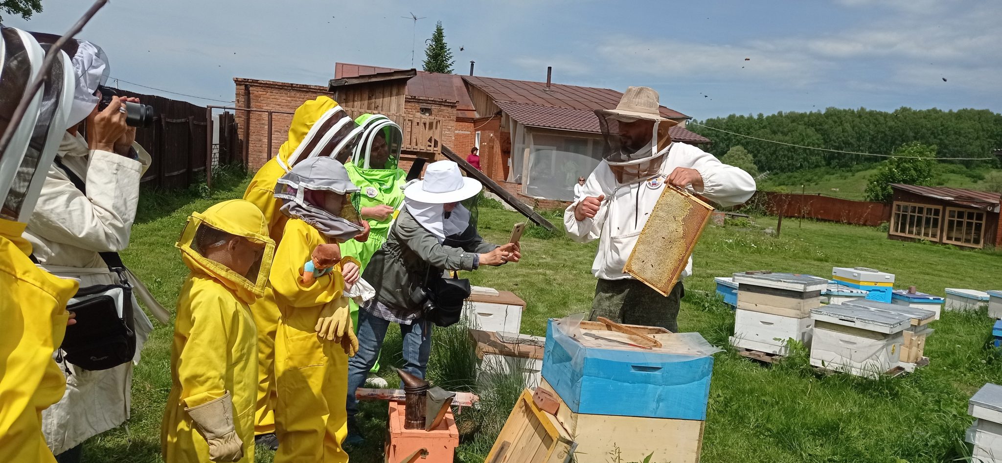 Пасека Романовых Новосибирск. Пасека Романовых Новосибирск село локти. Экскурсия на пасеку. Организация пчеловодческого хозяйства.